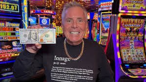 Berbagai kategori permainan seperti Live Casino dan Slot Online pada tampilan badak99